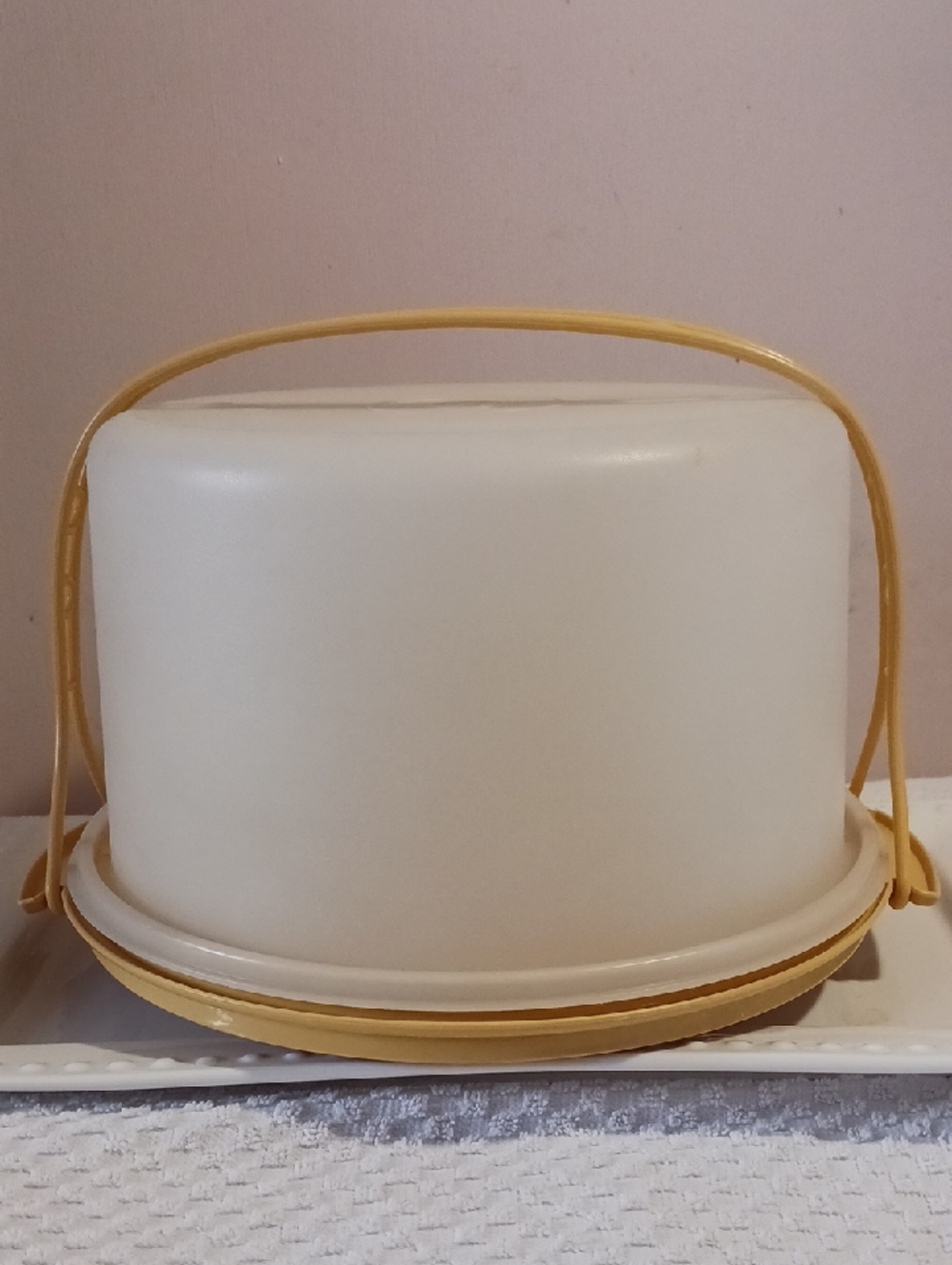 Vintage Tupperware  Round Cake Carrier with Gold Base and Matching Handle 🎂🍰